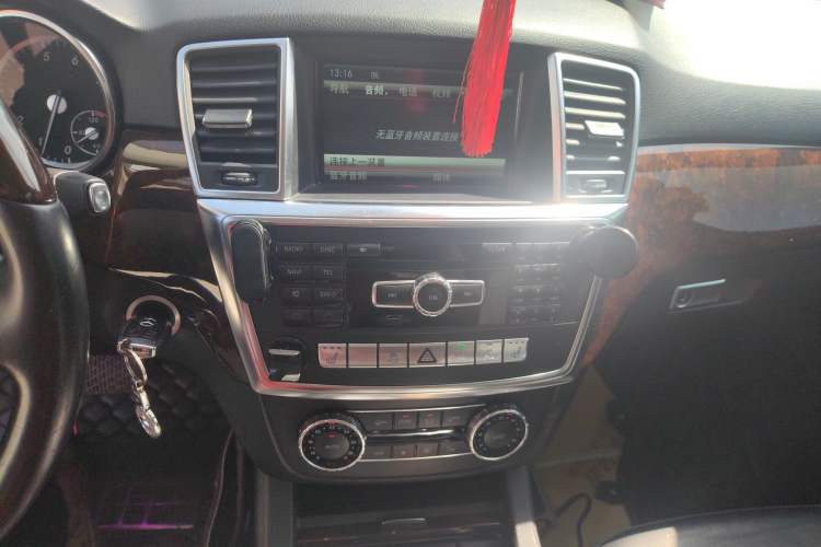 Used Mercedes-Benz M-Class 2014 ML 400 4MATIC Luxury Model Audio And AC Panel