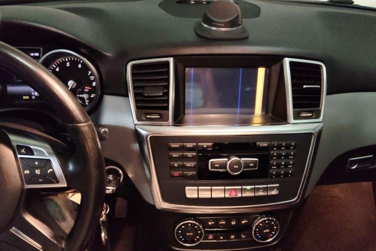 Used Mercedes-Benz M-Class 2014 ML 320 4MATIC Audio And AC Panel