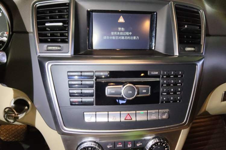 Used Mercedes-Benz M-Class 2014 ML 320 4MATIC Audio And AC Panel