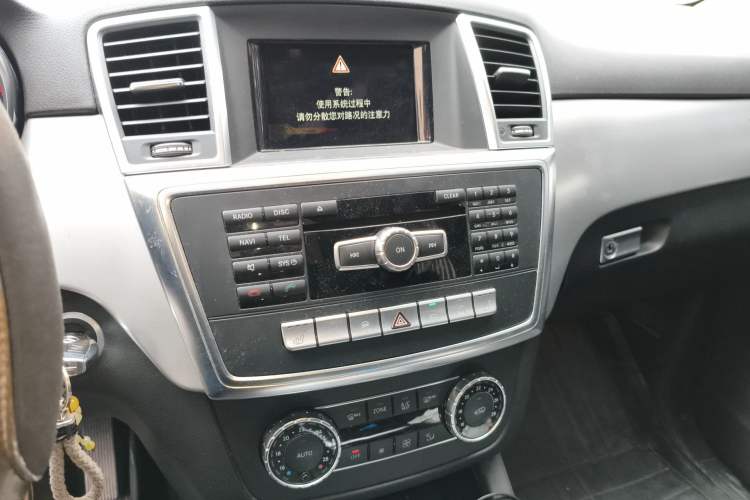 Used Mercedes-Benz M-Class 2014 ML 320 4MATIC Audio And AC Panel