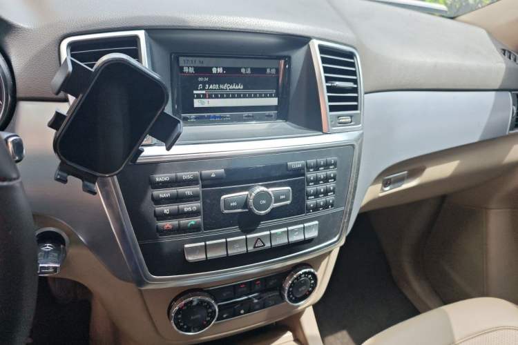 Used Mercedes-Benz M-Class 2014 ML 320 4MATIC Audio And AC Panel