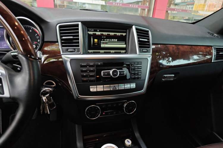 Used Mercedes-Benz M-Class 2014 ML 400 4MATIC Luxury Model Audio And AC Panel