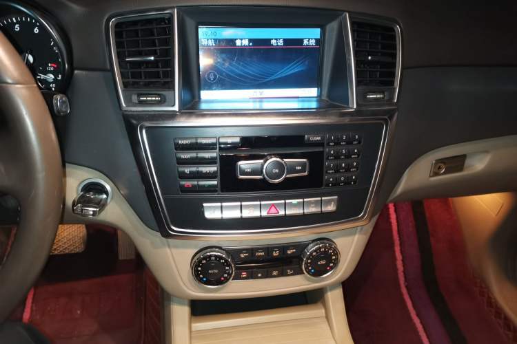 Used Mercedes-Benz M-Class 2014 ML 320 4MATIC Audio And AC Panel
