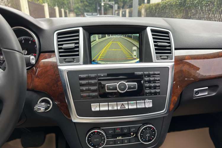 Used Mercedes-Benz M-Class 2014 ML 400 4MATIC Dynamic Model Audio And AC Panel