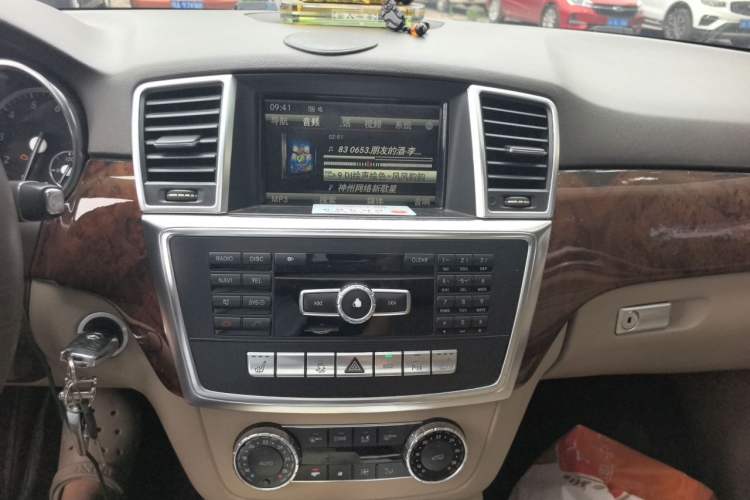 Used Mercedes-Benz M-Class 2014 ML 400 4MATIC Dynamic Model Audio And AC Panel