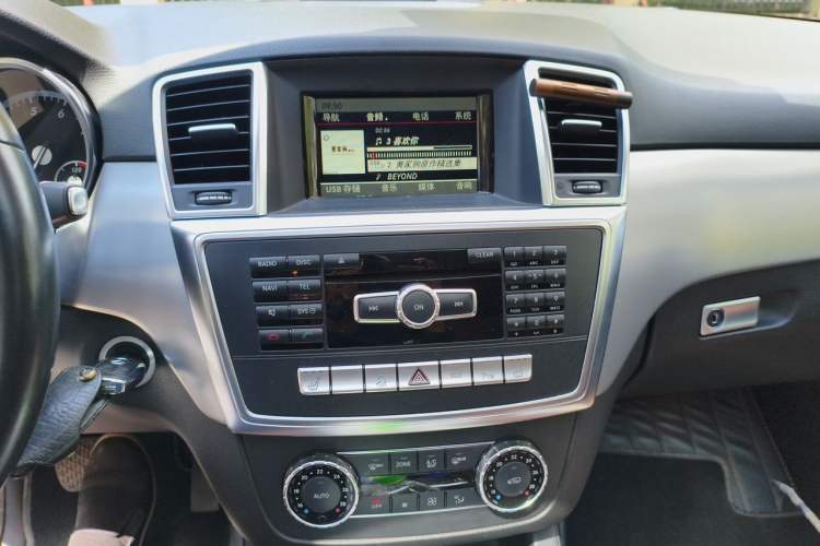 Used Mercedes-Benz M-Class 2014 ML 320 4MATIC Audio And AC Panel