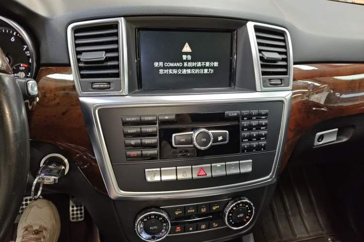 Used Mercedes-Benz M-Class 2014 ML 400 4MATIC Luxury Model Audio And AC Panel