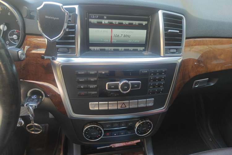 Used Mercedes-Benz M-Class 2014 ML 400 4MATIC Luxury Model Audio And AC Panel