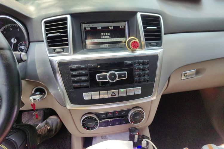 Used Mercedes-Benz M-Class 2014 ML 320 4MATIC Audio And AC Panel