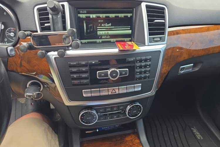 Used Mercedes-Benz M-Class 2014 ML 400 4MATIC Luxury Model Audio And AC Panel