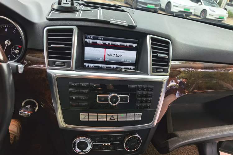 Used Mercedes-Benz M-Class 2014 ML 400 4MATIC Luxury Model Audio And AC Panel