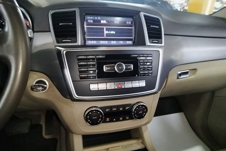 Used Mercedes-Benz M-Class 2014 ML 320 4MATIC Audio And AC Panel