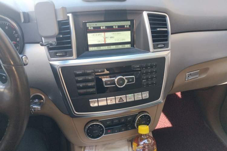 Used Mercedes-Benz M-Class 2014 ML 320 4MATIC Audio And AC Panel