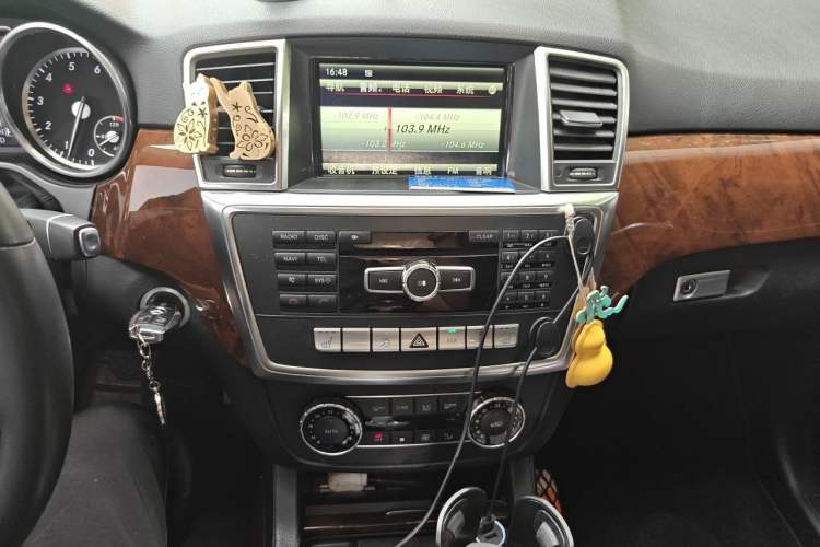 Used Mercedes-Benz M-Class 2014 ML 400 4MATIC Dynamic Model Audio And AC Panel