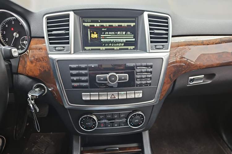 Used Mercedes-Benz M-Class 2014 ML 400 4MATIC Dynamic Model Audio And AC Panel
