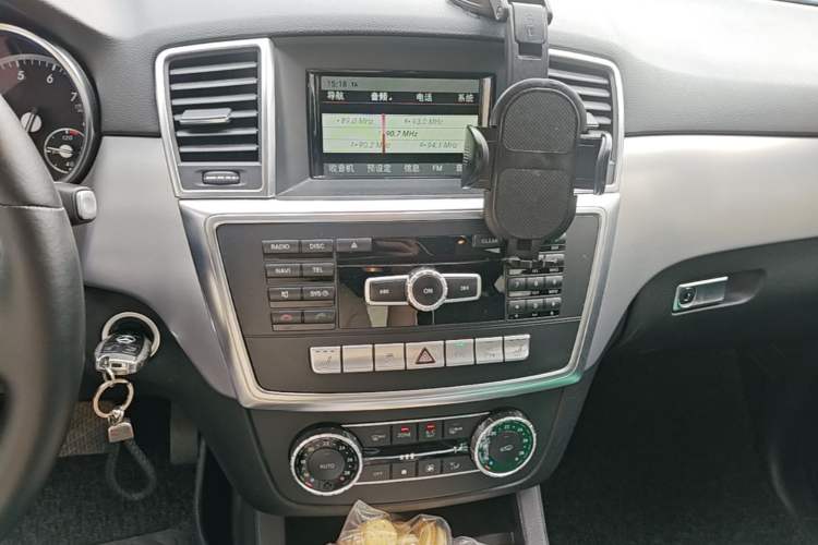 Used Mercedes-Benz M-Class 2014 ML 320 4MATIC Audio And AC Panel