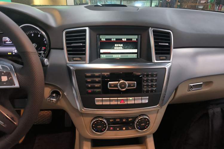 Used Mercedes-Benz M-Class 2014 ML 320 4MATIC Audio And AC Panel
