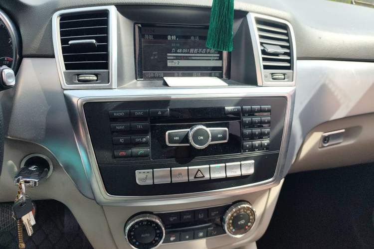 Used Mercedes-Benz M-Class 2014 ML 320 4MATIC Audio And AC Panel