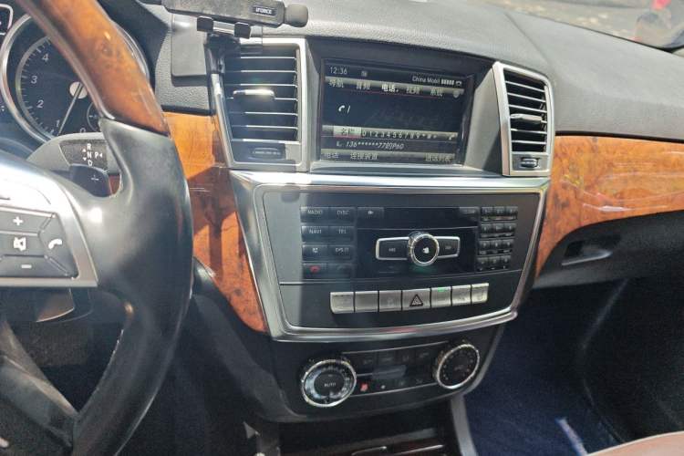 Used Mercedes-Benz M-Class 2014 ML 400 4MATIC Luxury Model Audio And AC Panel