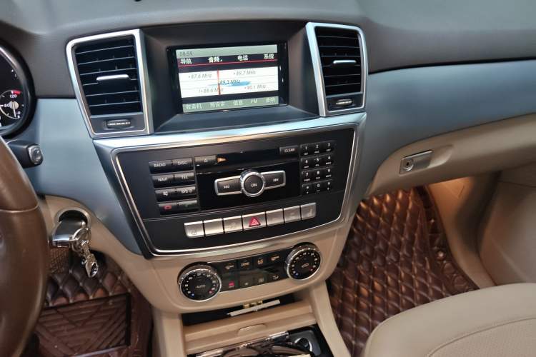 Used Mercedes-Benz M-Class 2014 ML 320 4MATIC Audio And AC Panel