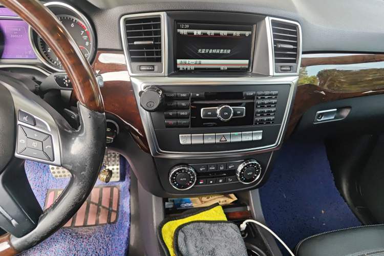 Used Mercedes-Benz M-Class 2014 ML 400 4MATIC Luxury Model Audio And AC Panel