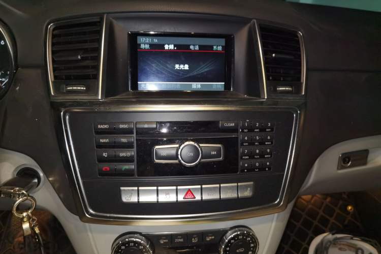 Used Mercedes-Benz M-Class 2014 ML 320 4MATIC Audio And AC Panel
