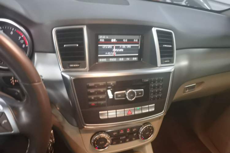 Used Mercedes-Benz M-Class 2014 ML 320 4MATIC Audio And AC Panel