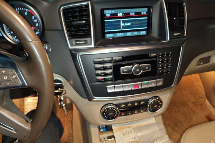 Used Mercedes-Benz M-Class 2014 ML 320 4MATIC Audio And AC Panel