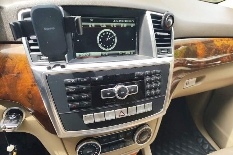 Used Mercedes-Benz M-Class 2014 ML 400 4MATIC Luxury Model Audio And AC Panel