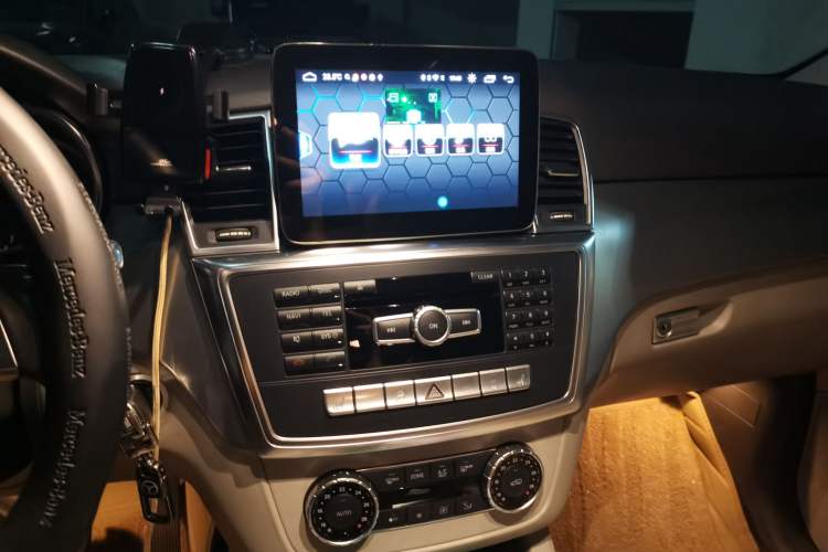 Used Mercedes-Benz M-Class 2014 ML 320 4MATIC Audio And AC Panel