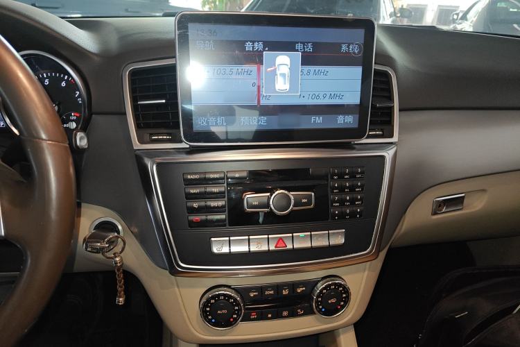 Used Mercedes-Benz M-Class 2014 ML 320 4MATIC Audio And AC Panel