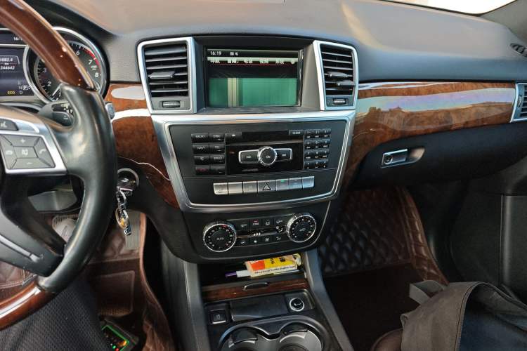 Used Mercedes-Benz M-Class 2014 ML 400 4MATIC Luxury Model Audio And AC Panel