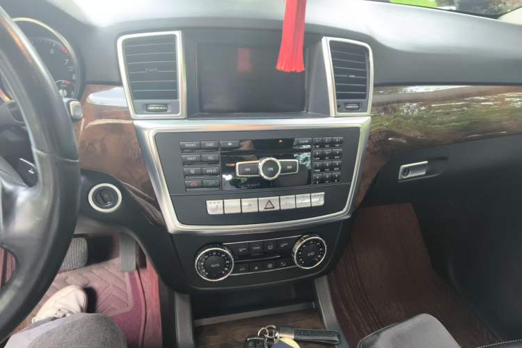 Used Mercedes-Benz M-Class 2014 ML 400 4MATIC Dynamic Model Audio And AC Panel