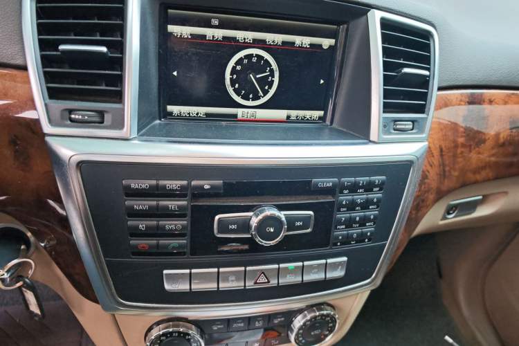 Used Mercedes-Benz M-Class 2014 ML 400 4MATIC Dynamic Model Audio And AC Panel