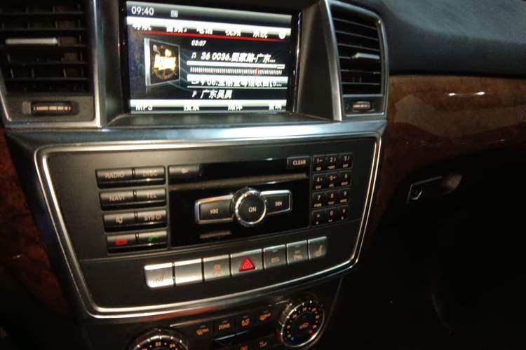 Used Mercedes-Benz M-Class 2014 ML 400 4MATIC Luxury Model Audio And AC Panel