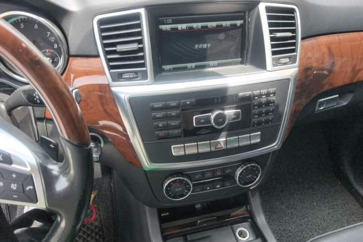 Used Mercedes-Benz M-Class 2014 ML 400 4MATIC Luxury Model Audio And AC Panel