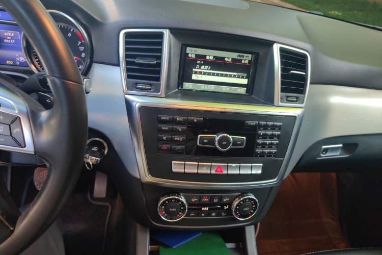 Used Mercedes-Benz M-Class 2014 ML 320 4MATIC Audio And AC Panel