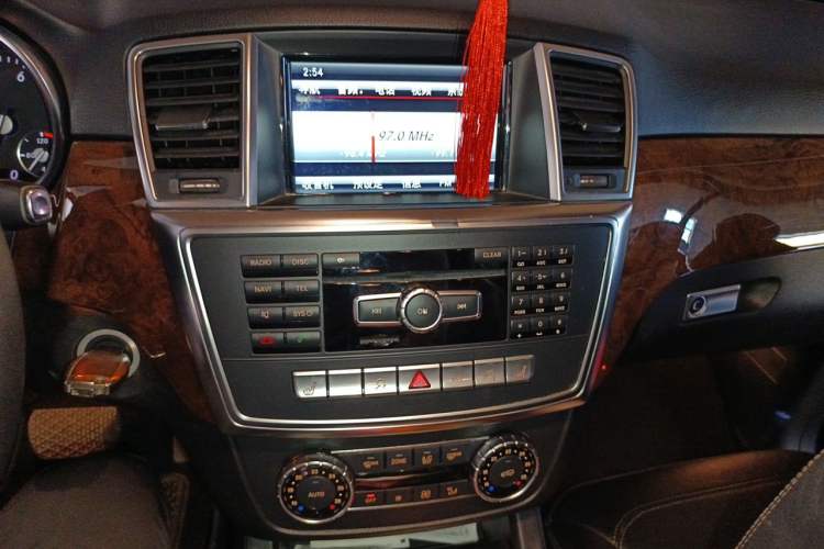 Used Mercedes-Benz M-Class 2014 ML 400 4MATIC Luxury Model Audio And AC Panel