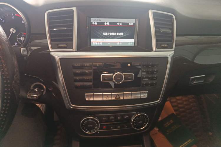Used Mercedes-Benz M-Class 2014 ML 350 CDI 4MATIC Audio And AC Panel