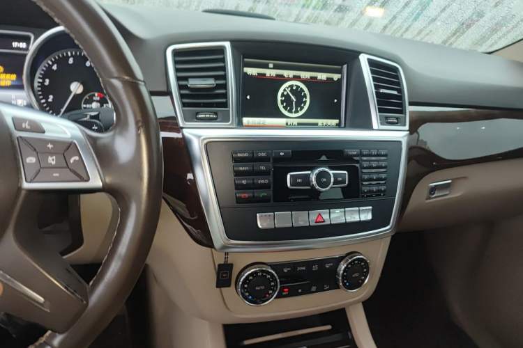 Used Mercedes-Benz M-Class 2014 ML 400 4MATIC Dynamic Model Audio And AC Panel