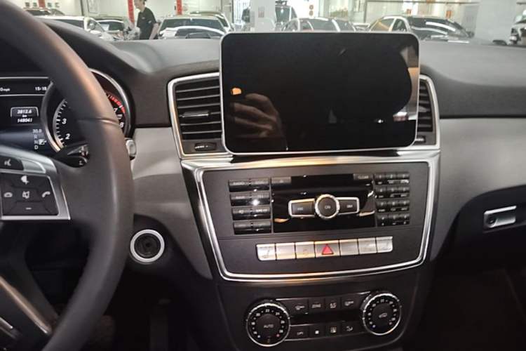 Used Mercedes-Benz M-Class 2014 ML 320 4MATIC Audio And AC Panel