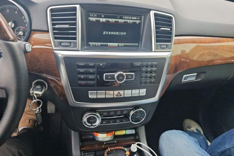 Used Mercedes-Benz M-Class 2014 ML 400 4MATIC Luxury Model Audio And AC Panel