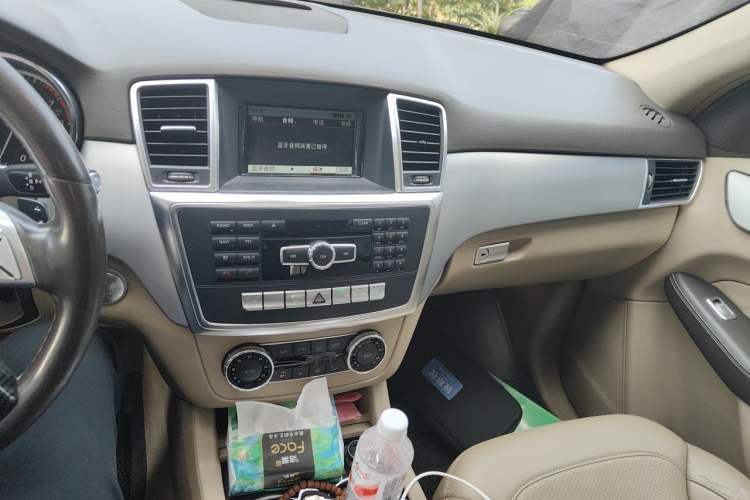 Used Mercedes-Benz M-Class 2014 ML 320 4MATIC Audio And AC Panel