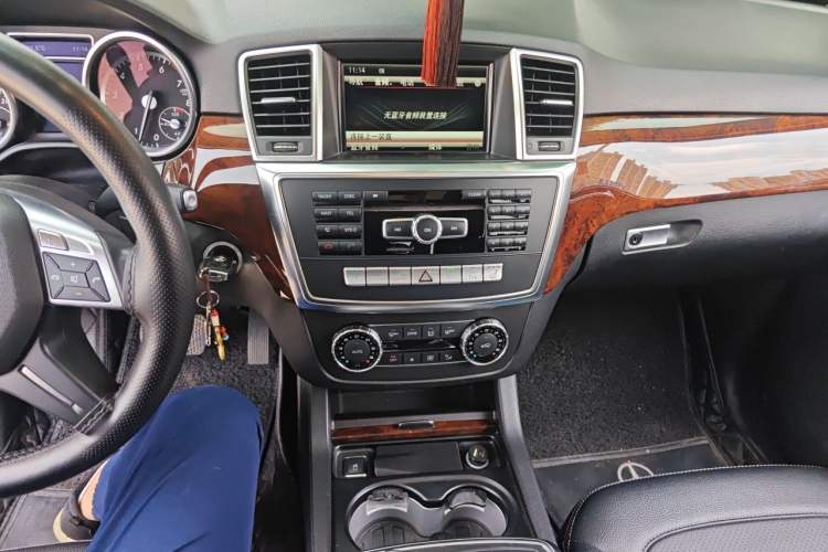 Used Mercedes-Benz M-Class 2014 ML 400 4MATIC Dynamic Model Audio And AC Panel