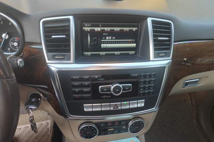 Used Mercedes-Benz M-Class 2014 ML 400 4MATIC Dynamic Model Audio And AC Panel