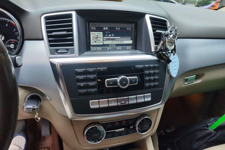 Used Mercedes-Benz M-Class 2014 ML 320 4MATIC Audio And AC Panel