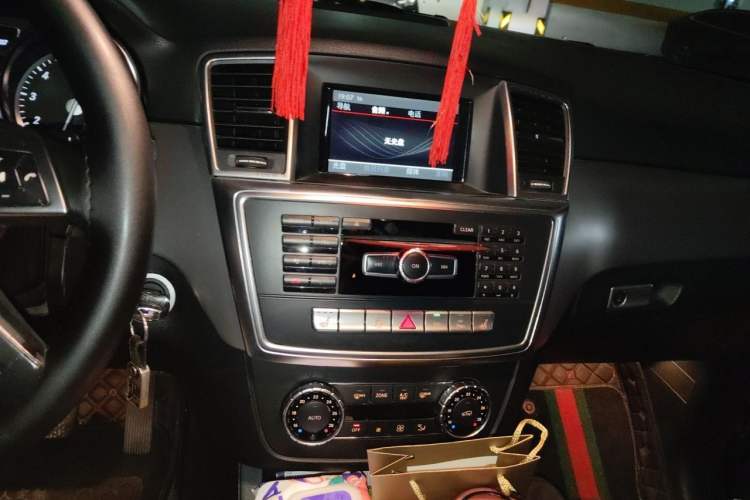 Used Mercedes-Benz M-Class 2014 ML 320 4MATIC Audio And AC Panel