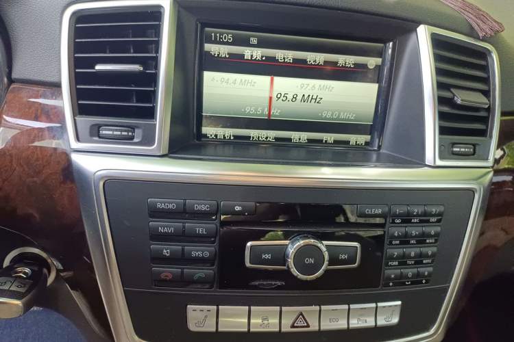 Used Mercedes-Benz M-Class 2014 ML 400 4MATIC Luxury Model Audio And AC Panel