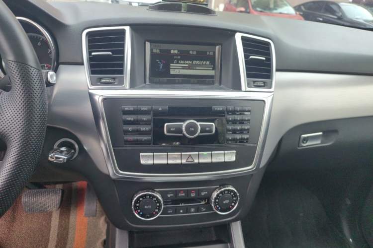 Used Mercedes-Benz M-Class 2014 ML 320 4MATIC Audio And AC Panel