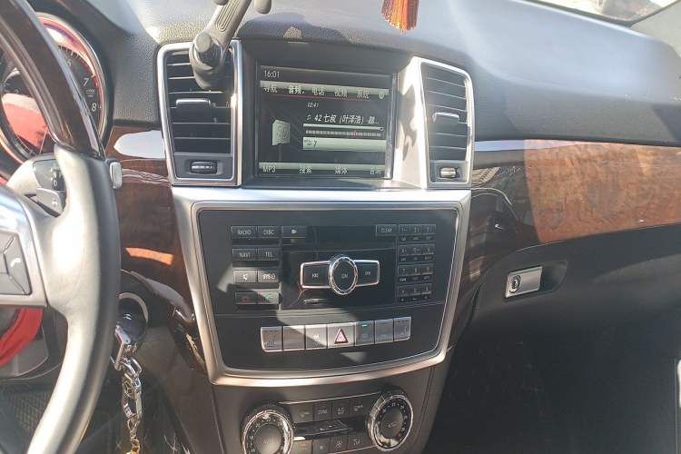 Used Mercedes-Benz M-Class 2014 ML 400 4MATIC Luxury Model Audio And AC Panel